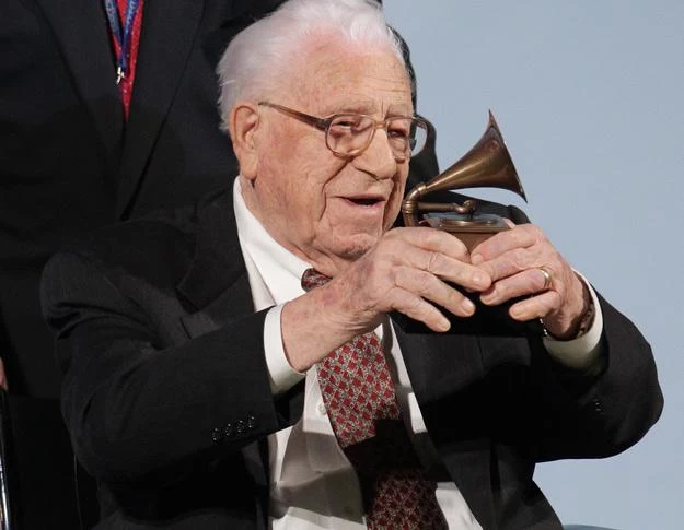 George Beverly Shea z nagrodą Grammy w 2011 roku - fot. Noel Vasquez