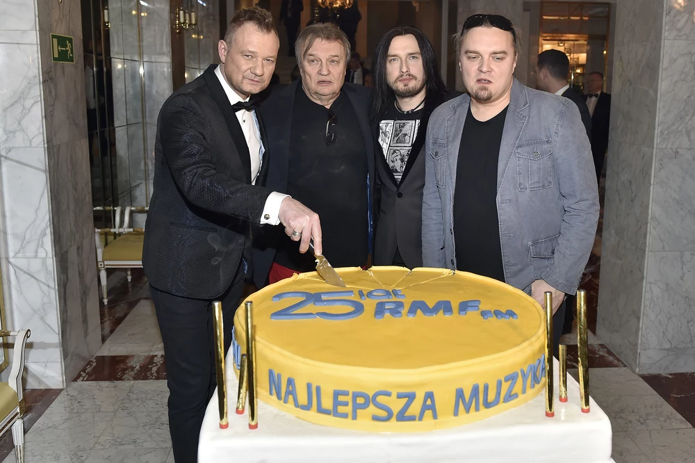 Tort urodzinowy kroją Darek Maciborek, Krzysztof Cugowski, Piotr Cugowski i Wojciech Cugowski Tort urodzinowy kroją Darek Maciborek, Krzysztof Cugowski, Piotr Cugowski i Wojciech Cugowski