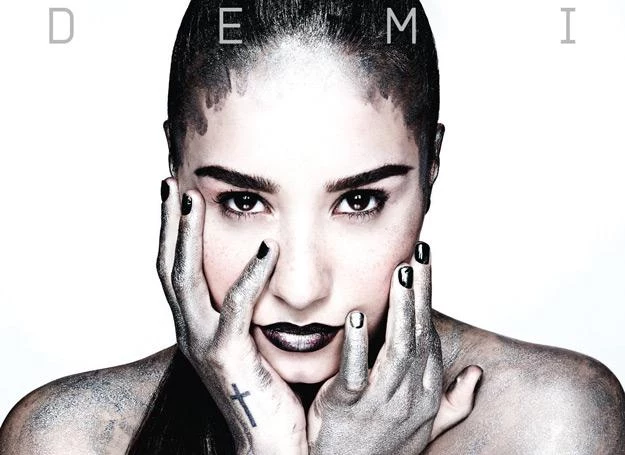 Demi Lovato na okładce płyty "Demi" Demi Lovato na okładce płyty "Demi"