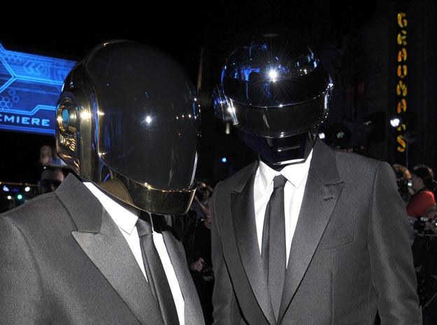 Muzycy Daft Punk występują w maskach - fot. John Sciulli