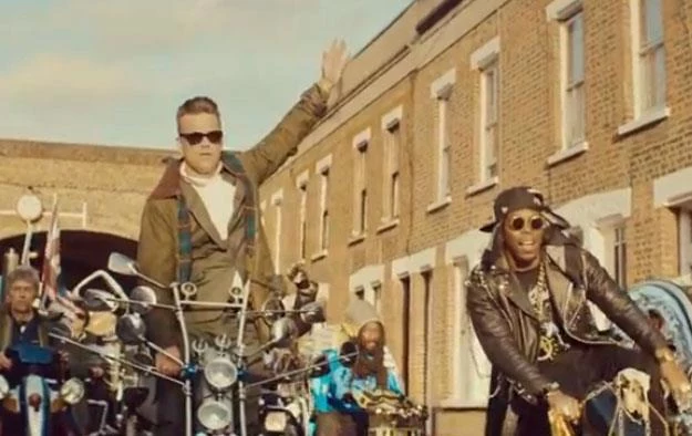 Robbie Williams i Dizzee Rascal w klipie "Goin' Crazy"