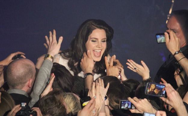 Lana del Rey pół koncertu spędziła z fanami - fot. Mark Doyle / Splash New