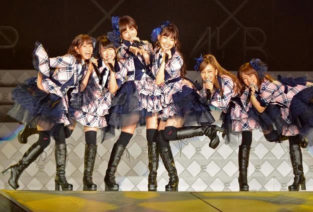 Na scenie występuje tylko część wokalistek AKB48 (fot. AP/FOTOLINK)