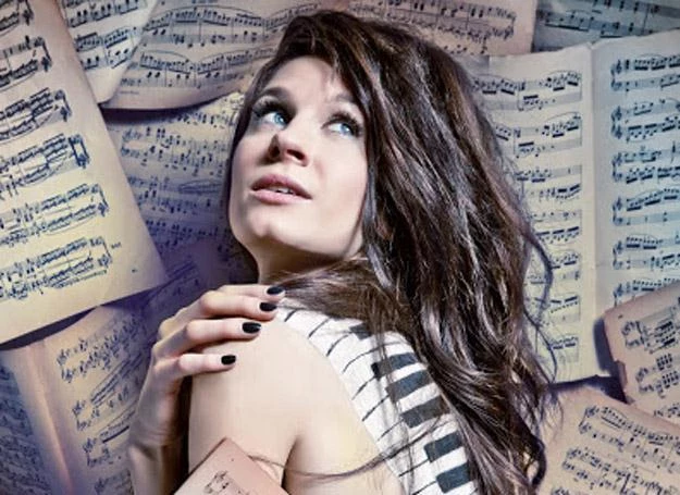 Sylwia Grzeszczak na okładce "Komponując siebie" Sylwia Grzeszczak na okładce "Komponując siebie"