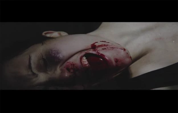 Channy Leaneagh z grupy Polica w brutalnym klipie "Tiff" Channy Leaneagh z grupy Polica w brutalnym klipie "Tiff"