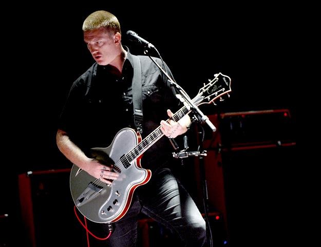 Josh Homme i jego Queens Of The Stone Age na szczycie fot. Kevin Winter