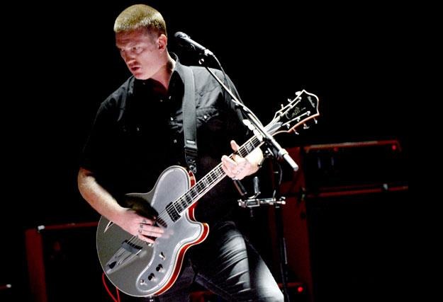 Josh Homme otarł się o śmierć fot. Kevin Winter