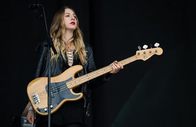 Este Haim (Haim) podczas koncertu w Glastonbury fot. Ian Gavan