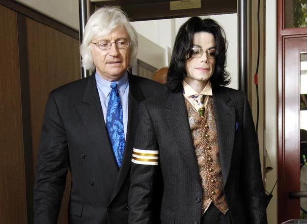 Thomas Mesereau i Michael Jackson podczas procesu w kwietniu 2005 roku - fot. Pool