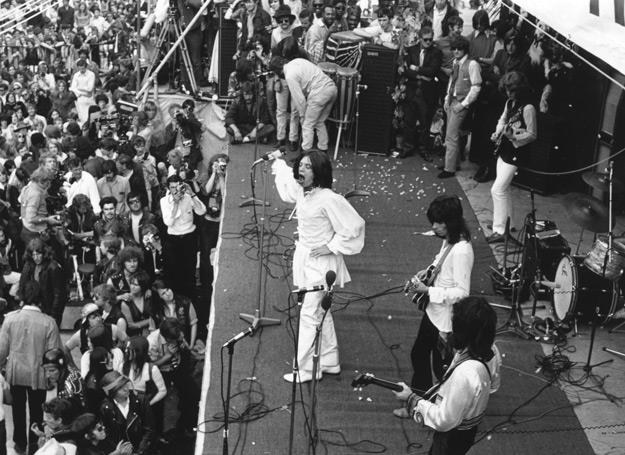 Mick Jagger w białej tunice na koncercie w Hyde Parku w 1969 roku - fot. Reg Burkett/Hulton Archive