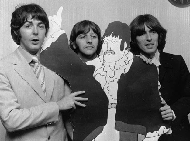 The Beatles z kartonowym Johnem Lennonem :"We all live in a yellow submarine"