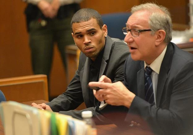 Chris Brown i prawnik Mark Geragos w sądzie fot. Alberto E. Rodriguez