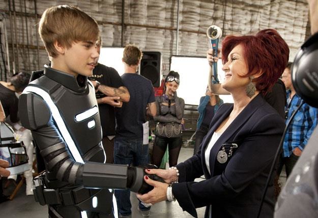 "Niegrzeczny kotek" Justin Bieber i Sharon Osbourne fot. Christopher Polk