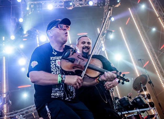 Jurek Owsiak "piłuje" skrzypce Jelonka - fot. Robert Grablewski Jurek Owsiak "piłuje" skrzypce Jelonka - fot. Robert Grablewski