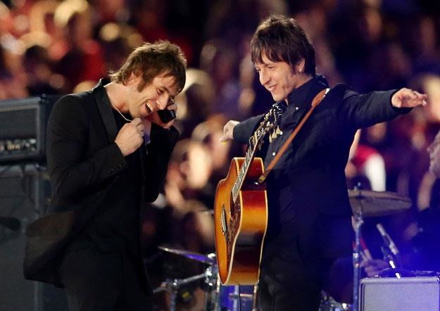 Gem Archer (z prawej) i Liam Gallagher na scenie fot. Scott Heavey