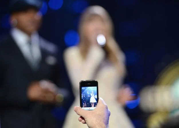 Oglądanie artysty na małym ekranie telefonu jest bez sensu (fot. Michael Kovac) Oglądanie artysty na małym ekranie telefonu jest bez sensu (fot. Michael Kovac)