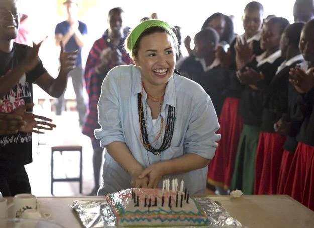 Demi Lovato z urodzinowym tortem w Kenii (zdjęcie opublikowała na swoim profilu na Twitterze) Demi Lovato z urodzinowym tortem w Kenii (zdjęcie opublikowała na swoim profilu na Twitterze)