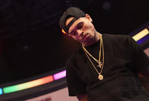 Chris Brown w 2009 roku dotkliwie pobił Rihannę i groził jej śmiercią (fot. Michael Loccisano)