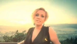 Patrycja Kosiarkiewicz w teledysku "Galaktyki i atomy"