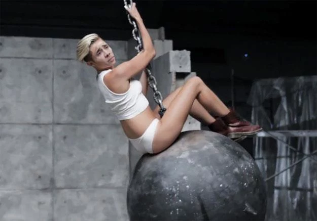 Nicolas Cage w klipie "Wrecking Ball"