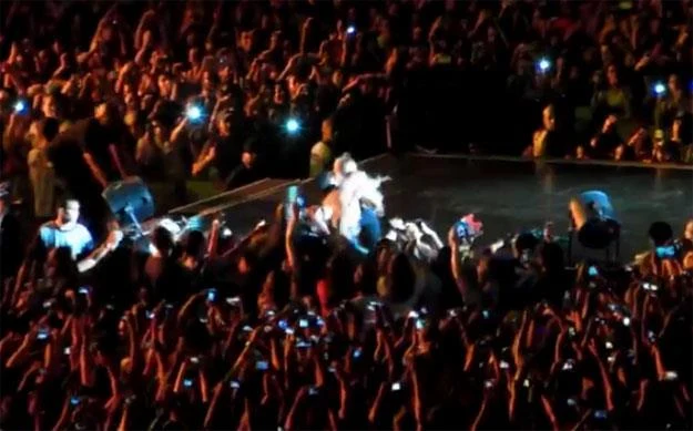 Beyonce w objęciach fana Beyonce w objęciach fana