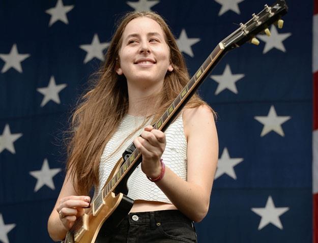 Alana Haim, czyli jedna trzecia grupy Haim (fot. Theo Wargo)