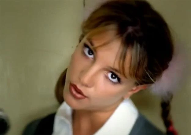 Czy te oczy mogą kłamać? Britney Spears w klipie "...Baby One More Time"