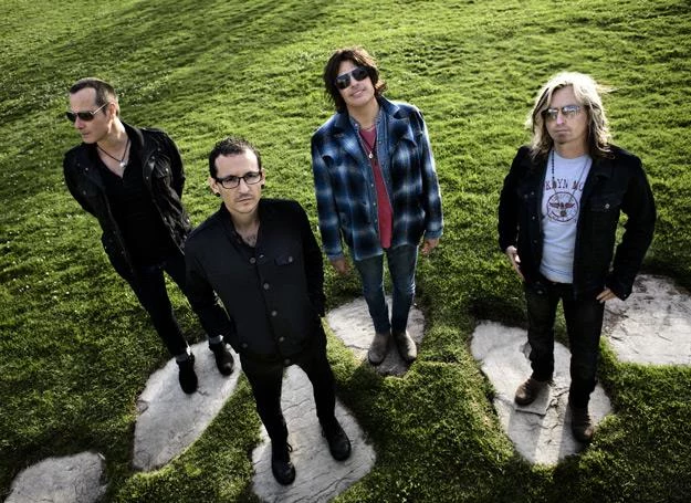 Stone Temple Pilots z Chesterem Benningtonem (drugi z lewej) w składzie