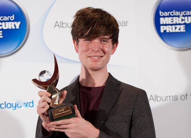 Szczęśliwy James Blake ze statuetką Mercury Prize (fot. Zak Hussein)