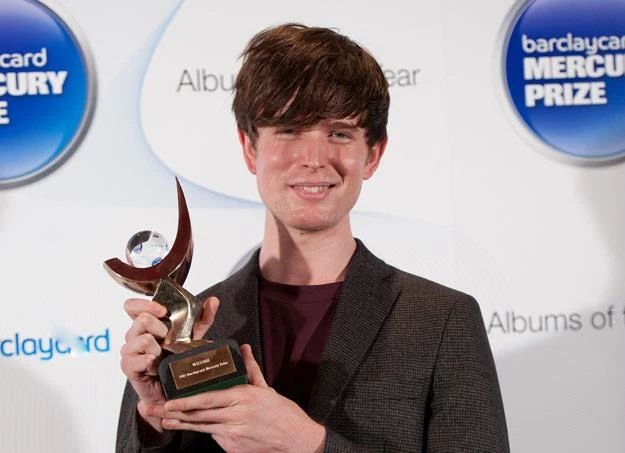 Szczęśliwy James Blake ze statuetką Mercury Prize (fot. Zak Hussein)