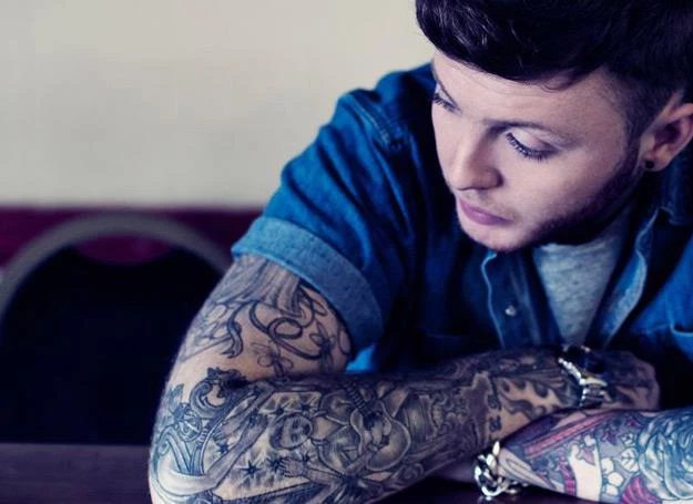 James Arthur na okładce swojej debiutanckiej płyty