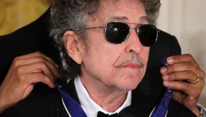 Bob Dylan dekorowany przez Baracka Obamę Prezydenckim Medalem Wolności  - fot. Alex Wong