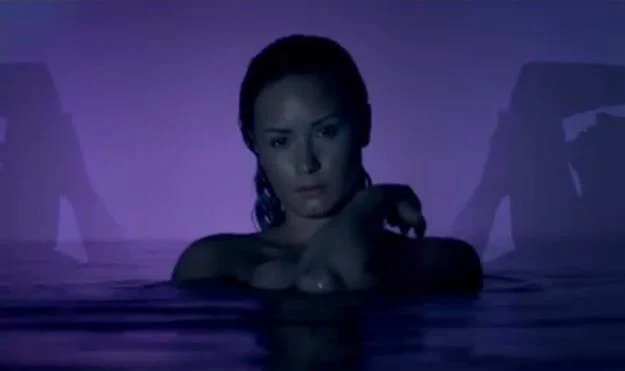 Demi Lovato w klipie "Neon Lights" Demi Lovato w klipie "Neon Lights"