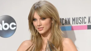 Taylor Swift ze swoim "urobkiem" z American Music Awards - fot. Jason Merritt