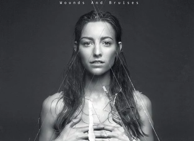 Kari na okładce albumu "Wounds And Bruises" Kari na okładce albumu "Wounds And Bruises"