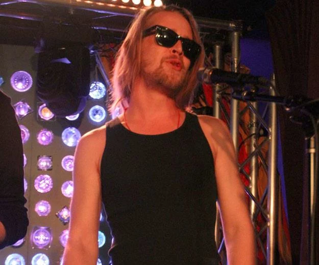 Macaulay Culkin podczas występu ze swoim zespołem (fot. Lenny Abbot, PacificCoastNews)