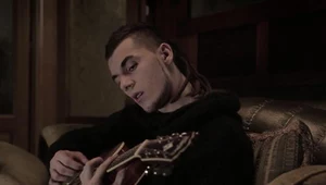 Kamil Bednarek w teledysku "Cisza"