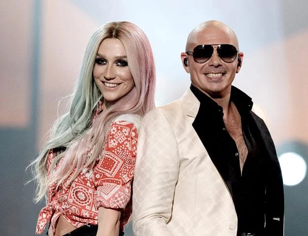 Ke$ha i Pitbull podczas gali American Music Awards (fot. Kevin Winter)