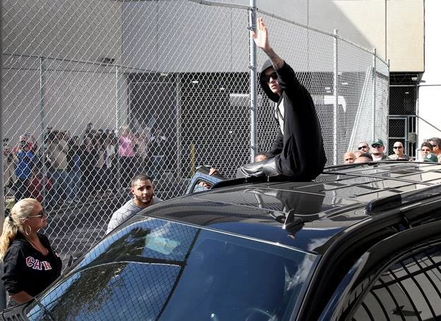 Justin Bieber pozdrawia swoich fanów po wyjściu z aresztu - fot. Joe Raedle Justin Bieber pozdrawia swoich fanów po wyjściu z aresztu - fot. Joe Raedle