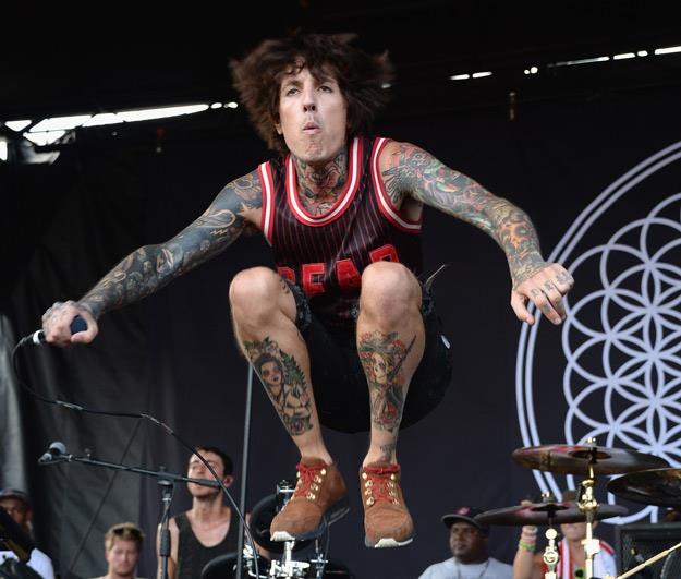 Fruwający Oliver Sykes (Bring Me The Horizon) - fot. Theo Wargo