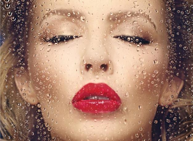 Kylie Minogue na okładce płyty "Kiss Me Once"