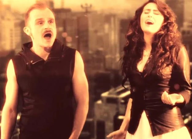 Piotr Rogucki i Sharon den Adel w teledysku "Whole World Is Watching" Piotr Rogucki i Sharon den Adel w teledysku "Whole World Is Watching"