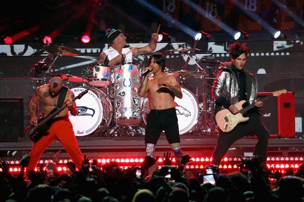 Red Hot Chili Peppers podczas występu na Super Bowl (fot. Larry Busacca)