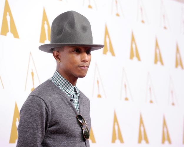 Pharrell Williams i jego niesamowity kapelusz (fot. Kevin Winter)