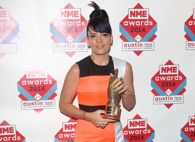 Lily Allen z "niezasłużoną" statuetką "NME" fot. Tim P. Whitby