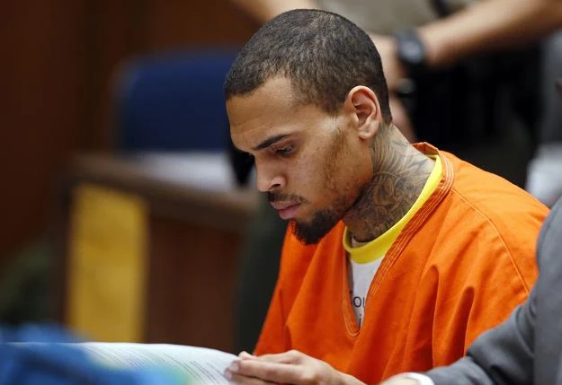 Chris Brown w sądzie już w więziennym uniformie fot .Pool Chris Brown w sądzie już w więziennym uniformie fot .Pool