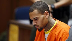 Chris Brown w sądzie już w więziennym uniformie fot .Pool