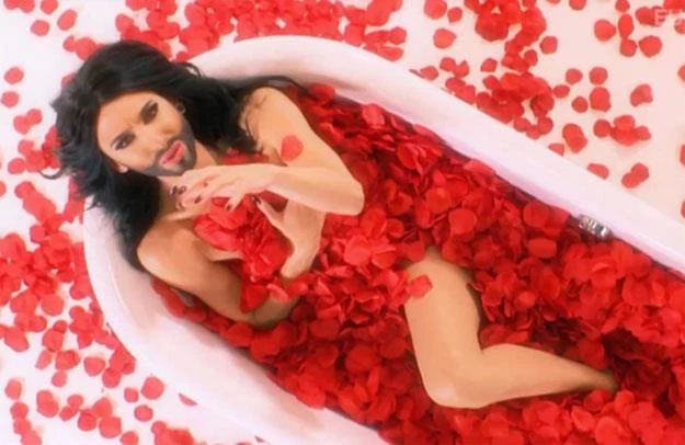 Conchita Wurst "powstaje jak Feniks z popiołów"