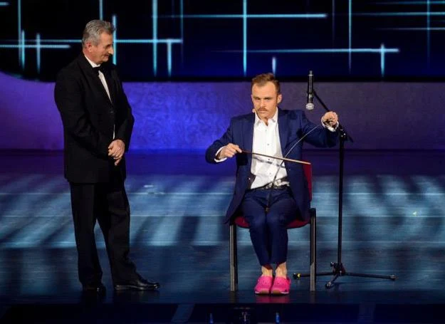 Piotr Rogucki próbuje grać na pile, obok niego Tadeusz Biały - fot. GM Piotr Rogucki próbuje grać na pile, obok niego Tadeusz Biały - fot. GM