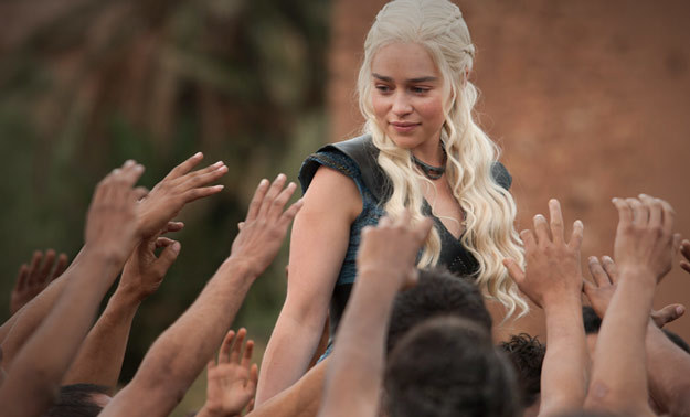 Khaleesi wyzwala niewolników, a w tle wybrzmiewa utwór "Mhysa"